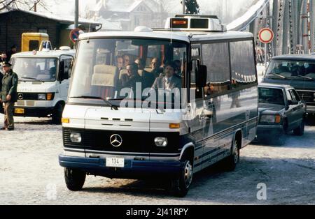 Personenbus des amerikanischen Außenministeriums beim Agentenaustausch auf der Glienicker Brücke über die Havel zwischen Berlin und Potsdam, Deutschland 1986. Stockfoto