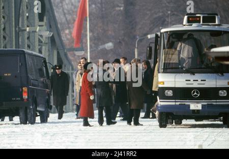 Personenbus der amerikanischen Botschaft beim Agentenaustausch auf der Glienicker Brücke über die Havel zwischen Berlin und Potsdam, Deutschland 1986. Stockfoto