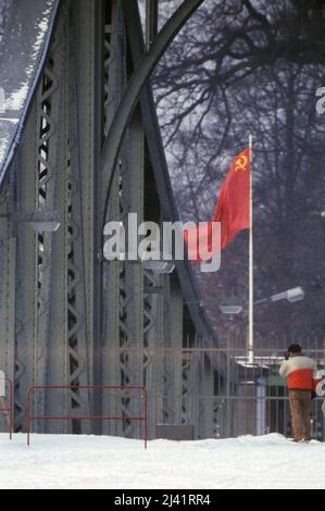 Sowjetische Flagge geht beim Agentenaustausch auf der Glienicker Brücke über die Havel zwischen Berlin und Potsdam, Deutschland 1986. Stockfoto