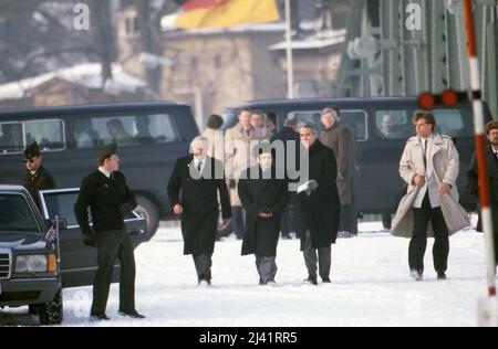 Beim Agentenaustausch auf der Glienicker Brücke über die Havel zwischen Berlin und Potsdam, Deutschland 1986. Stockfoto