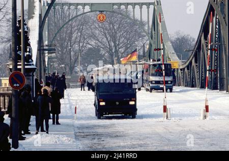 Transportbus beim Agentenaustausch auf der Glienicker Brücke über die Havel zwischen Berlin und Potsdam, Deutschland 1986. Stockfoto