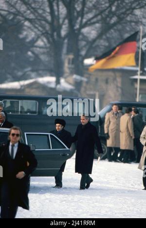 Beim Agentenaustausch auf der Glienicker Brücke über die Havel zwischen Berlin und Potsdam, Deutschland 1986. Stockfoto