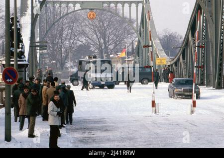 Personenbus der amerikanischen Botschaft beim Agentenaustausch auf der Glienicker Brücke über die Havel zwischen Berlin und Potsdam, Deutschland 1986. Stockfoto