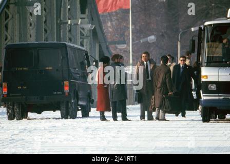 Personenbus der amerikanischen Botschaft beim Agentenaustausch auf der Glienicker Brücke über die Havel zwischen Berlin und Potsdam, Deutschland 1986. Stockfoto