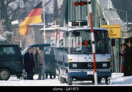 Personenbus der amerikanischen Botschaft beim Agentenaustausch auf der Glienicker Brücke über die Havel zwischen Berlin und Potsdam, Deutschland 1986. Stockfoto