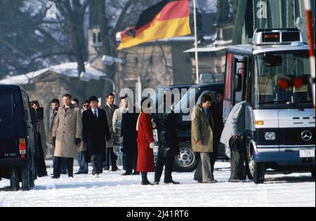 Personenbus der amerikanischen Botschaft beim Agentenaustausch auf der Glienicker Brücke über die Havel zwischen Berlin und Potsdam, Deutschland 1986. Stockfoto