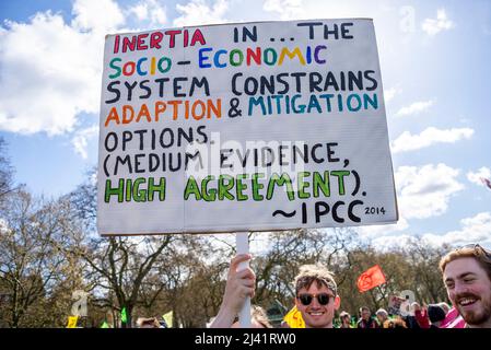 Vom 9. April 2022 an startenden Protestierende des Extinction Rebellion in London eine Phase ziviler Störungen. Zitat des IPCC-Syntheseberichts zum Klimawandel 2014 Stockfoto