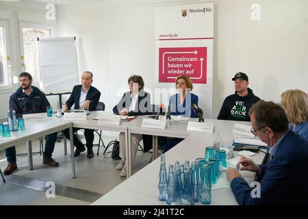 Kreuzberg, Deutschland. 11. April 2022. Wolfgang Heidinger, Projektleiter Malteser Hochwasserhilfe, Ulrich Link, Mitglied des Vorstands der ISB, Begona Hermann, Vizepräsidentin von ADD, Der Ministerpräsident von Rheinland-Pfalz Malu Dreyer (SPD) und Thomas Pütz von Helfershuttle sprechen auf einer Pressekonferenz, auf der der Ministerpräsident von Rheinland-Pfalz Dreyer ein Konzept zur Outreach-Beratung für Flutopfer vorstellt. Quelle: Thomas Frey/dpa/Alamy Live News Stockfoto