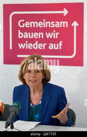 Kreuzberg, Deutschland. 11. April 2022. Die Rheinland-pfälzische Ministerpräsidentin Malu Dreyer (SPD) spricht auf einer Pressekonferenz, in der sie ein Konzept zur Outreach-Beratung für Flutopfer vorstellt. Quelle: Thomas Frey/dpa/Alamy Live News Stockfoto