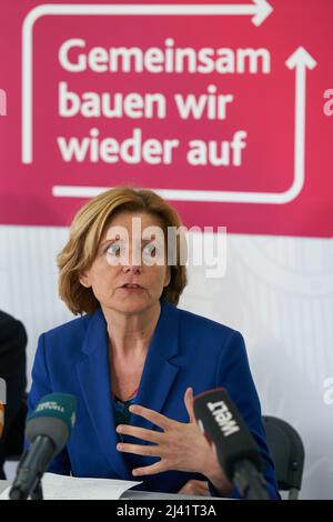 Kreuzberg, Deutschland. 11. April 2022. Die Rheinland-pfälzische Ministerpräsidentin Malu Dreyer (SPD) spricht auf einer Pressekonferenz, in der sie ein Konzept zur Outreach-Beratung für Flutopfer vorstellt. Quelle: Thomas Frey/dpa/Alamy Live News Stockfoto