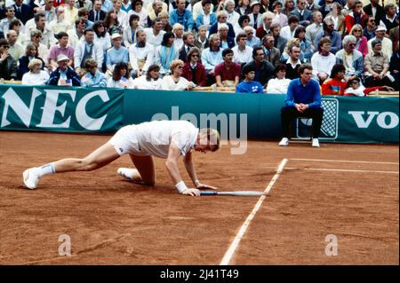 Boris Becker, deutscher Tennisspieler, gibt bei einem Tennismatch alles, Deutschland um 1987. Stockfoto