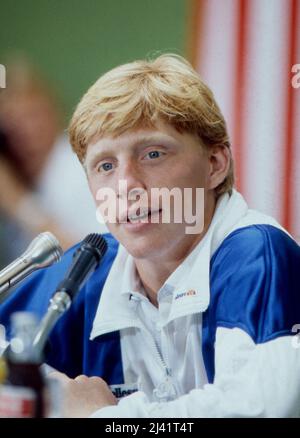 Boris Becker, deutscher Tennisspieler, bei einer Pressekonferenz, Deutschland um 1987. Stockfoto