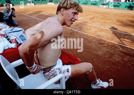 Boris Becker, deutscher Tennisspieler, gibt bei einem Tennismatch alles, Deutschland um 1987. Stockfoto