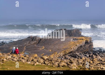 Beobachten Sie die brechenden Wellen am Greymare Rock am Embleton Beach in der Nähe von Dunstanburgh, Northumberland, England Stockfoto