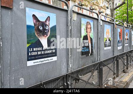 Paris, Frankreich. 09. April 2022. Plakate von Emmanuel Macron und Marine Le Pen in Paris, Frankreich, am 9. April 2022. (Foto: Lionel Urman/Sipa USA) Quelle: SIPA USA/Alamy Live News Stockfoto