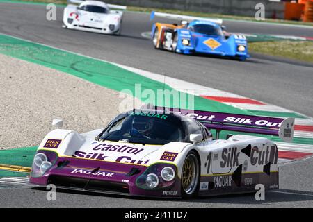 Scarperia, 3. April 2022: Jaguar XJR-12 #1 Jahr 1990 ex Brundle - Ferte - Leslie im Einsatz während des Mugello Classic 2022 auf dem Kurs Mugello in Italien. Stockfoto