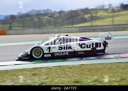 Scarperia, 3. April 2022: Jaguar XJR-12 #1 Jahr 1990 ex Brundle - Ferte - Leslie im Einsatz während des Mugello Classic 2022 auf dem Kurs Mugello in Italien. Stockfoto