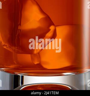 Makroansicht eines eleganten Whiskys mit Eiswürfeln in einem Glas. Konzept für harte Getränke. Stockfoto