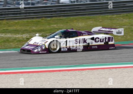 Scarperia, 3. April 2022: Jaguar XJR-12 #1 Jahr 1990 ex Brundle - Ferte - Leslie im Einsatz während des Mugello Classic 2022 auf dem Kurs Mugello in Italien. Stockfoto