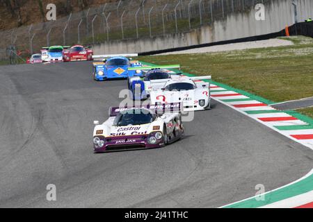 Scarperia, 3. April 2022: Jaguar XJR-12 #1 Jahr 1990 ex Brundle - Ferte - Leslie im Einsatz während des Mugello Classic 2022 auf dem Kurs Mugello in Italien. Stockfoto