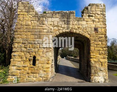 Die befestigte Brücke aus dem 14.. Jahrhundert über den Fluss Coquet in Warkworth, Northumberland Coast Path, England Stockfoto