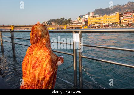 Frauen tun religiösen Pryer des Flusses am Morgen aus flachem Winkel Bild wird bei haridwar uttrakhand indien genommen. Stockfoto