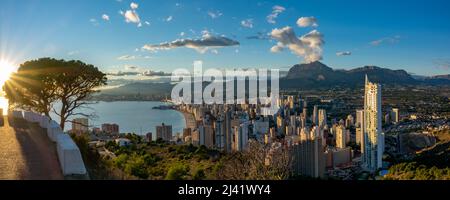 Strand von Benidorm Stadt bei Sonnenuntergang in Spanien Stockfoto