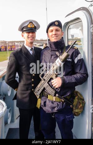 Belfast, Nordirland. 13.. April 2008. Kapitän und Marine von HMS Bangor. Stockfoto