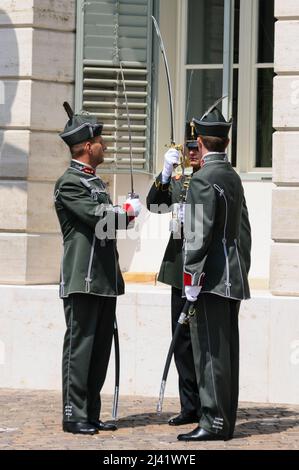 Budapest, Ungarn. 13.. Juli 2008. Soldaten, die in traditioneller Uniform gekleidet sind, führen die Wachablösung im Sandor-Palast auf der Budaer Burg durch. Stockfoto