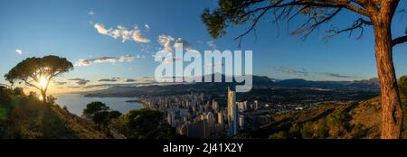 Strand von Benidorm Stadt bei Sonnenuntergang in Spanien Stockfoto