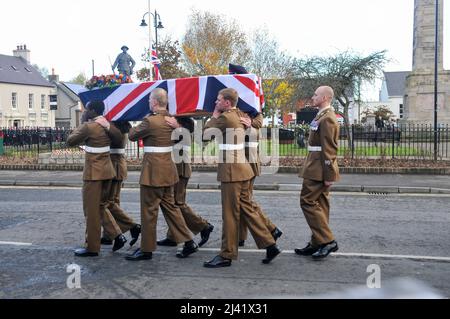 8.. November 2012, Comber, Nordirland. Mehr als 1000 Trauernde nahmen an der Beerdigung des Corporal Channing Day (25) des 3 Medical Regiments Teil, das während seines Diensts in Afghanistan bei einer Waffenschlacht tödlich verletzt wurde. Stockfoto