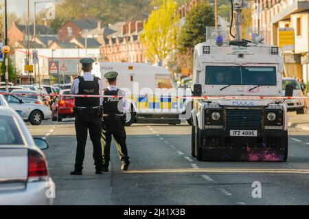 Belfast, Nordirland. 18 Apr 2014 - Auf der Springfield Road, Belfast, Wurde Sieben Mal ein Mann angeschossen. Frühe Berichte sind, dass das Opfer Tommy Crossan war, der Kommandierende Offizier der Kontinuität IRA. Er war zweimal in den Kopf geschossen worden. Ein ausgebranntes Auto, das in der Nähe gefunden wurde, ist vermutlich mit dem Mord in Verbindung gebracht worden. Stockfoto