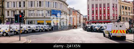 BELFAST, NORDIRLAND: 24 2016. APRIL - Eine große Anzahl von PSNI-Polizeibeamten und gepanzerten Landrovern schließt Straßen vor einer republikanischen Parade, die durch das Stadtzentrum von Belfast zum Gedenken an den 100.. Jahrestag des irischen Osteraufstands führt. Stockfoto