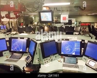 Vereinigtes Königreich. 4. November 2016 Kommandozentrale im Royal Navy-Schiff HMS Duncan mit Windows XP. Stockfoto