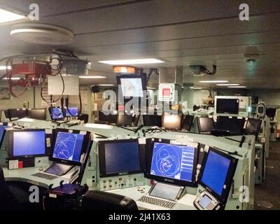 Vereinigtes Königreich. 4. November 2016 Kommandozentrale im Royal Navy-Schiff HMS Duncan mit Windows XP. Stockfoto