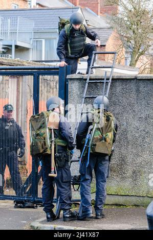 Belfast, Nordirland. 26.. Januar 2011. Die Armee durchsucht die Hinterhäuser, als in Belfast eine große improvisierte Bombe entdeckt wird Stockfoto