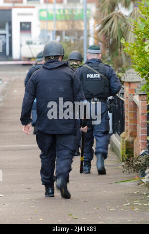 Belfast, Nordirland. 26.. Januar 2011. Die Armee durchsucht die Hinterhäuser, als in Belfast eine große improvisierte Bombe entdeckt wird Stockfoto