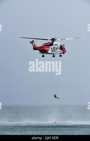 Bray, Irland. 29.. Juli 2018. Der Retter wird nach unten geschraubt, um eine Rettung aus dem Hubschrauber Rescue 115 (Ei-ICD) auf See durchzuführen. Stockfoto