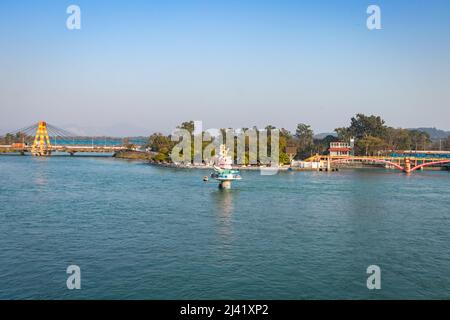 die statue der hindu-Göttin in der Mitte des ganges-Flusses mit flachem Himmelbild wurde in haridwar uttrakhand india aufgenommen. Stockfoto