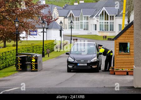 26/05/2013, Enniskillen, County Fermanagh, Nordirland. Ein PSNI-Offizier befragt einen ausscheidenden Fahrer, da die Sicherheit am Eingang des Lough Erne Golf Resort vor dem Gipfel G8, der am 17.. Und 18.. Juni 2013 stattfinden soll, deutlich erhöht wird. Stockfoto