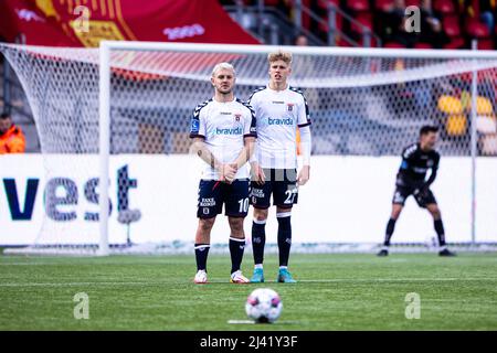 Farum, Dänemark. 10., April 2022. Jack Wilshere (10) und Albert Gronbaek (27) von Aarhus GF sahen sich beim Superliga-Spiel 3F zwischen FC Nordsjaelland und Aarhus GF rechts im Dream Park in Farum an. (Bildnachweis: Gonzales Photo - Dejan Obretkovic). Stockfoto