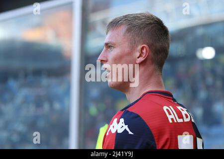 Albert Gudmundsson (Genoa CFC) schaut während des Spiels Genua CFC gegen SS Lazio, italienische Fußballserie A in Genua, Italien, April 10 2022 Stockfoto