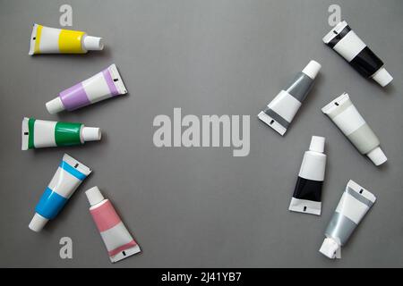 Tuben Acrylfarbe in verschiedenen Farben, flach liegend. Stockfoto