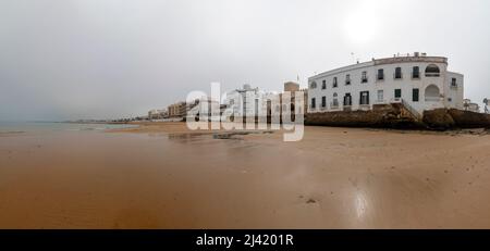 Panoramablick auf den Strand von Cruz del Mar in Chipiona, einer Touristenstadt an der Küste von Cariz, Spanien Stockfoto