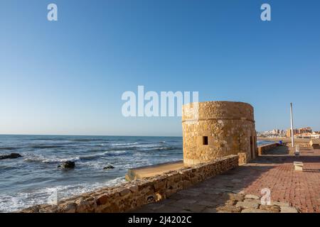 Torre de la Mata ist ein alter Wachturm am Strand, der ursprünglich im 14. Jahrhundert erbaut wurde. Stockfoto