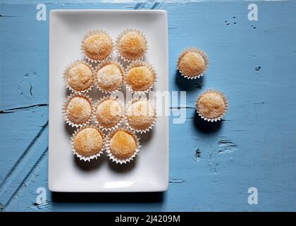 Typische Süßigkeit aus der Stadt vila in Spanien, die mit Eigelb und zuckerblauem Hintergrund hergestellt wird Stockfoto