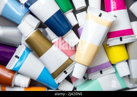 Tuben Acrylfarbe in verschiedenen Farben, Nahaufnahme. Stockfoto