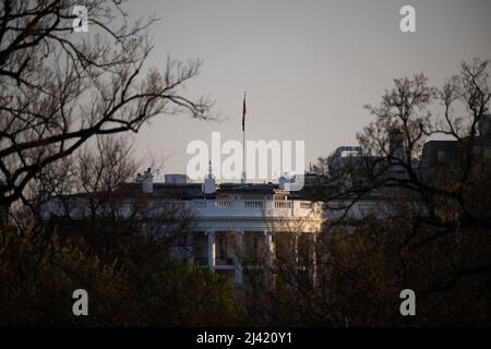 Washington, USA. 11. April 2022. Eine allgemeine Ansicht des Weißen Hauses in Washington, DC, am Montag, den 11. April 2022. (Graeme Sloan/Sipa USA) Quelle: SIPA USA/Alamy Live News Stockfoto