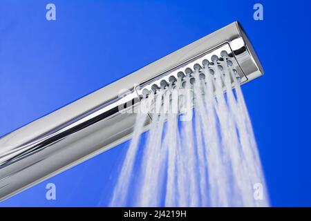 Duschkopf mit Wasserstrahl Stockfoto