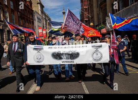 London, Großbritannien. 11. April 2022. Ehemalige Mitglieder der britischen Armee marschieren von Trafalgar Sqaure entlang Whitehall zum Eingang des Finanzministeriums, der auch der Eingang zum nordirischen Büro ist. Sie fordern, wie in der Herbsterklärung versprochen, dass die Regierung alle Strafverfolgungen nordirischen Veteranen beendet. Kredit: Karl Black/Alamy Live Nachrichten Stockfoto